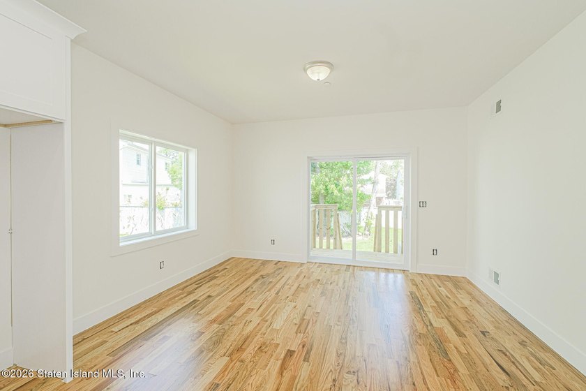 An exceptional new construction semi-detached single-family home - photo 7