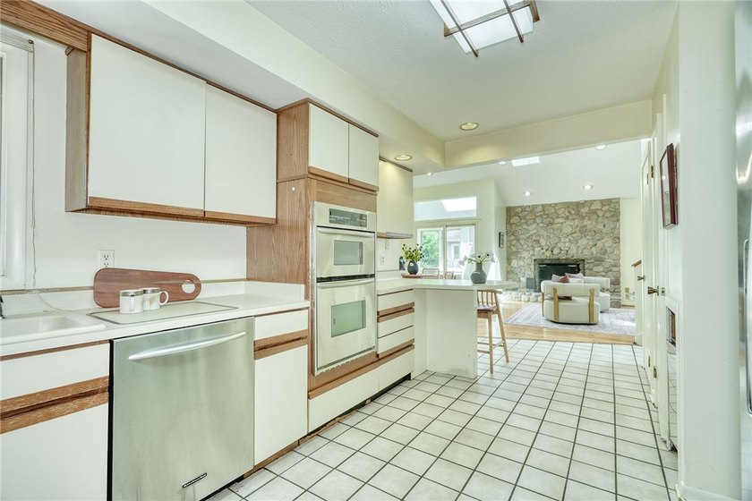 Welcome to 14 Gailhaven Court! Located on a quiet cul-de-sac in - photo 9