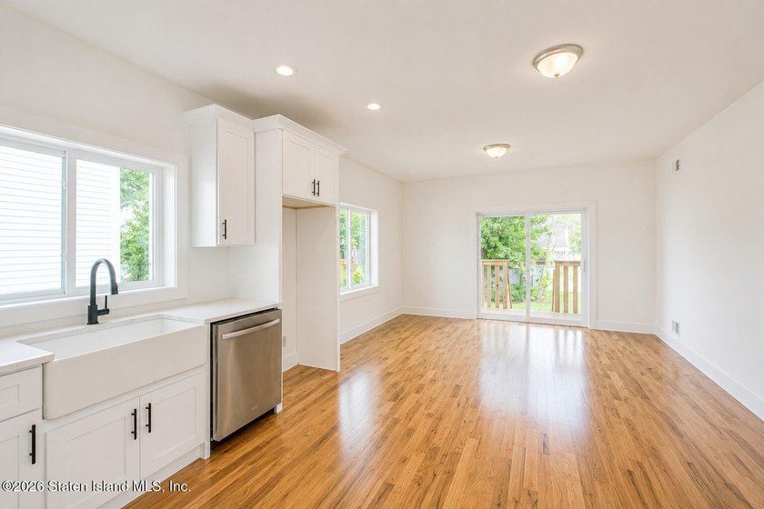 An exceptional new construction semi-detached single-family home - photo 9