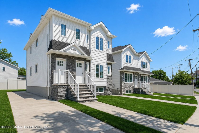 An exceptional new construction 6/6 two-family home offering 2 - photo 2