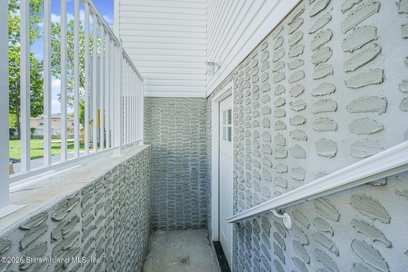 An exceptional new construction 6/6 two-family home offering 2 - photo 5