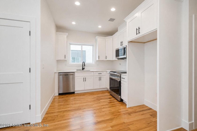 An exceptional new construction 6/6 two-family home offering 2 - photo 7