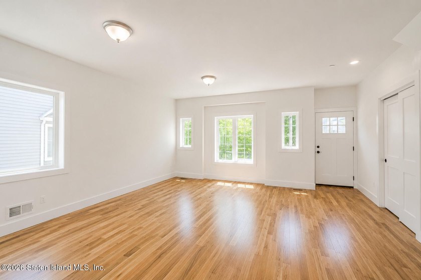 An exceptional new construction 6/6 two-family home offering 2 - photo 10