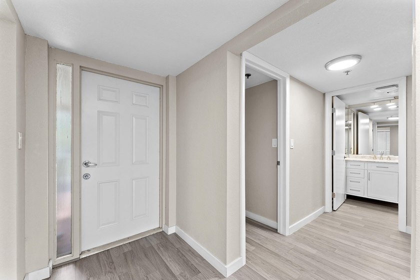 Welcome to this spacious beautifully updated two-bedroom - photo 20