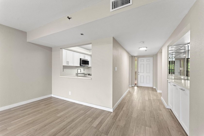 Welcome to this spacious beautifully updated two-bedroom - photo 21