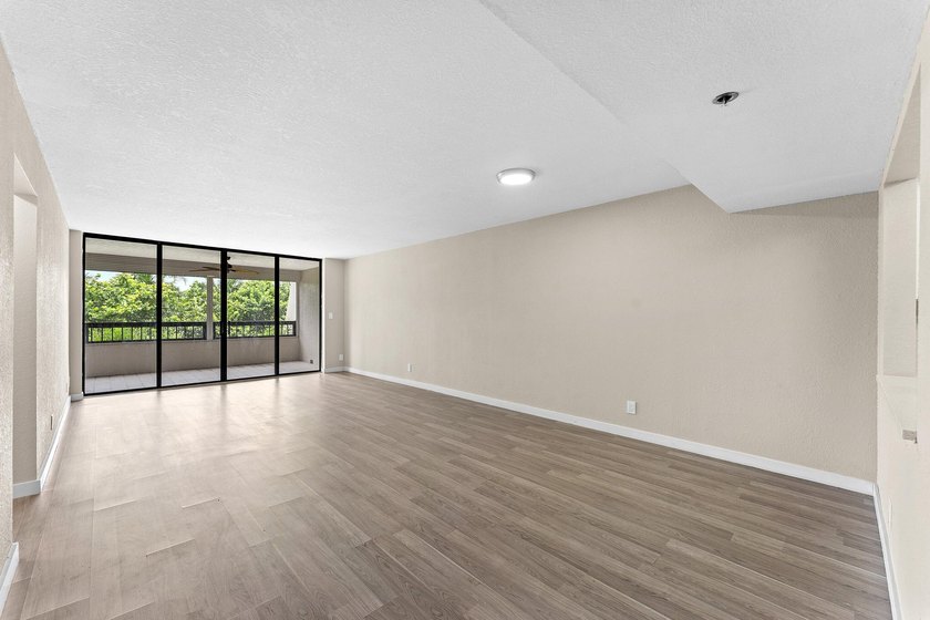 Welcome to this spacious beautifully updated two-bedroom - photo 23