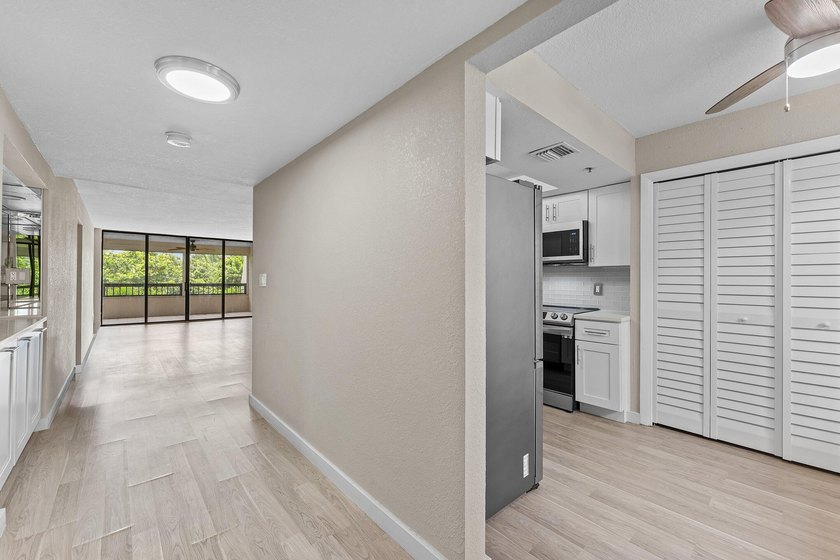 Welcome to this spacious beautifully updated two-bedroom - photo 27