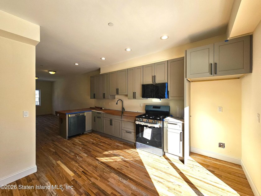 Newly built 3 bedrooms, 3 bathrooms house with lots of day - photo 2