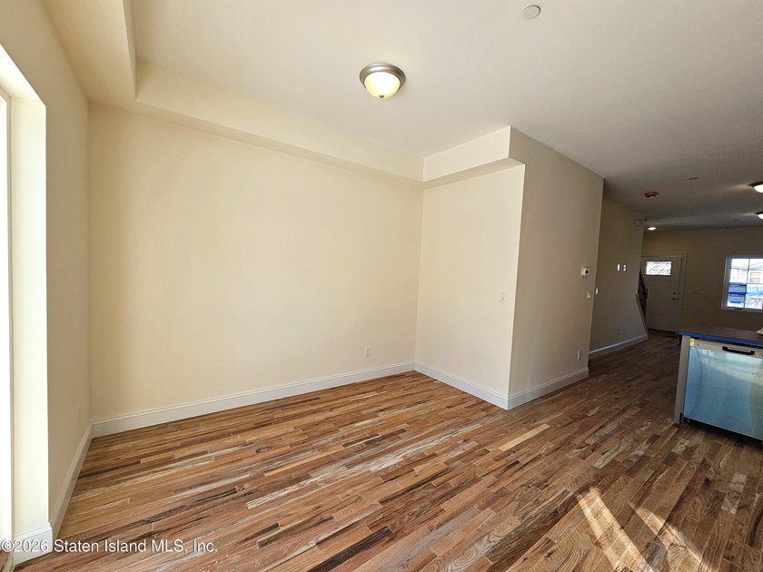 Newly built 3 bedrooms, 3 bathrooms house with lots of day - photo 3