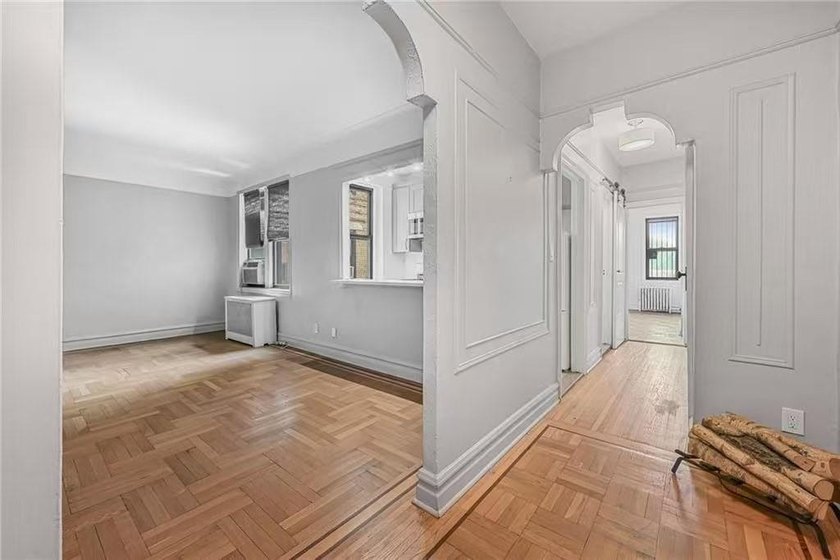 Beautiful One Bedroom unit is available in the prime area of Bay - photo 4