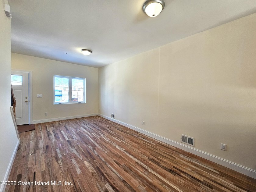 Newly built 3 bedrooms, 3 bathrooms house with lots of day - photo 5