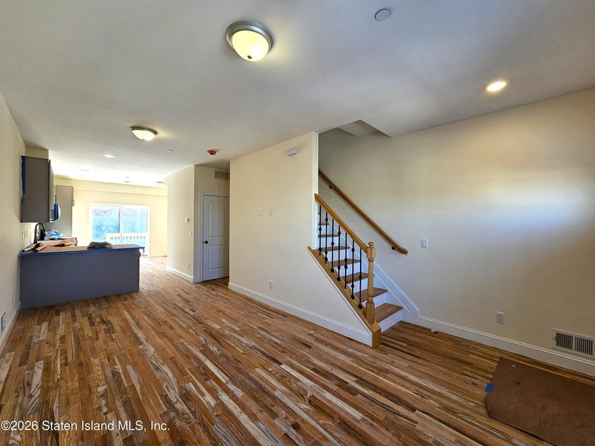 Newly built 3 bedrooms, 3 bathrooms house with lots of day - photo 8