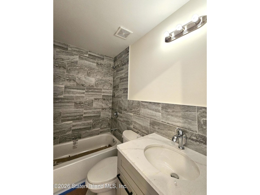 Newly built 3 bedrooms, 3 bathrooms house with lots of day - photo 9