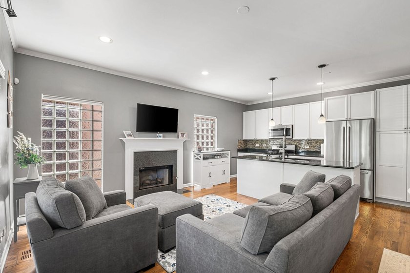 Don't miss the opportunity to own this extra-wide 3-bed / 2 - photo 3