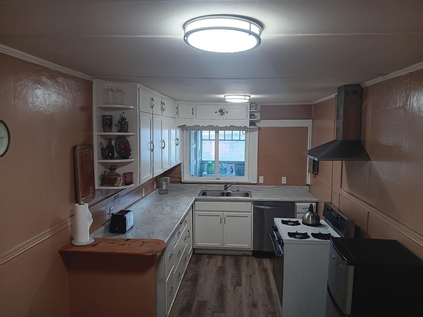 Spacious 1,444 square ft, three bedroom, 2 bath home with bonus - photo 12