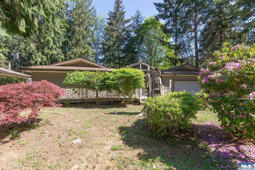 Single story home located on a corner oversized lot in a well - photo 3