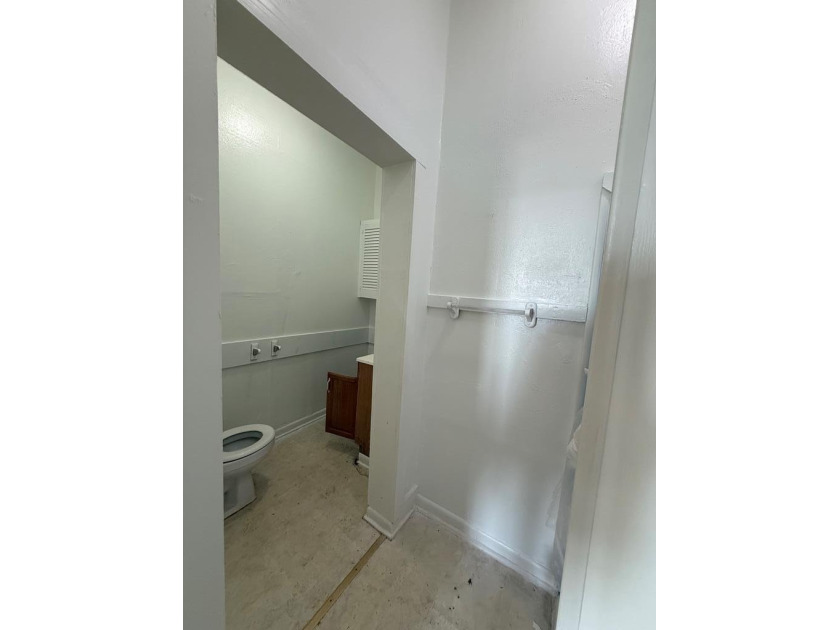 Six unit apartment building with some recent cosmetic remodels - photo 25