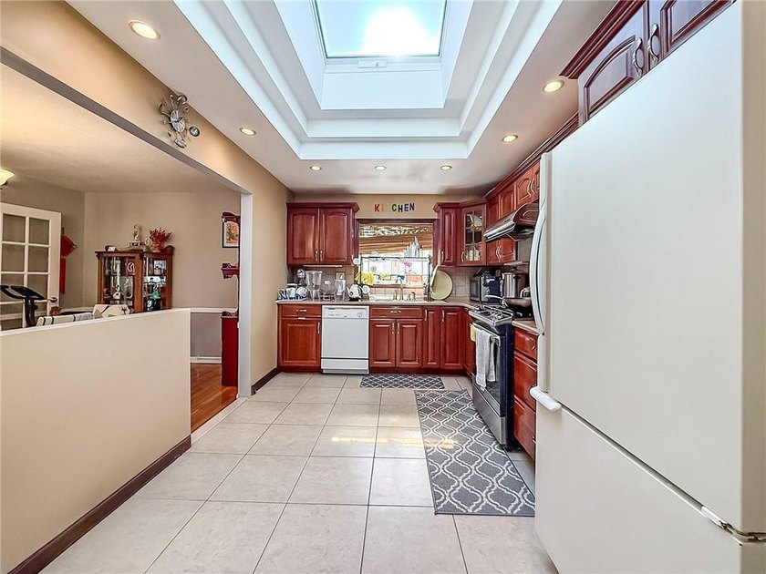 Welcome to this beautifully maintained, bright, and fully - photo 8