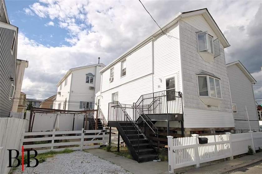 Sitting pretty in the heart of Gerritsen Beach is this 1 family - photo 3