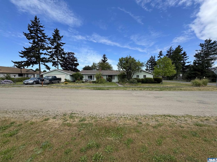 Calling all builders/investors...Easy buildable city lot zoned - photo 6