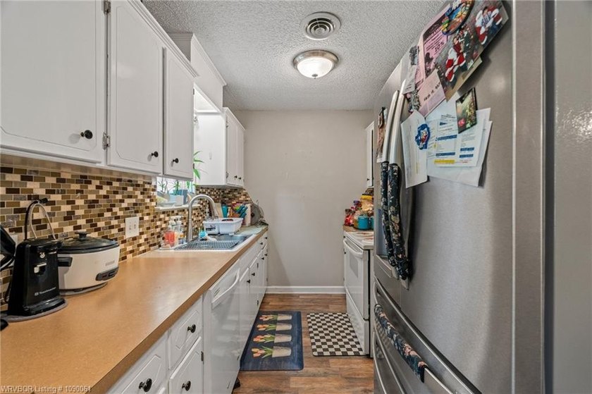 Nicely landscaped, well maintained starter home, on a corner lot - photo 12