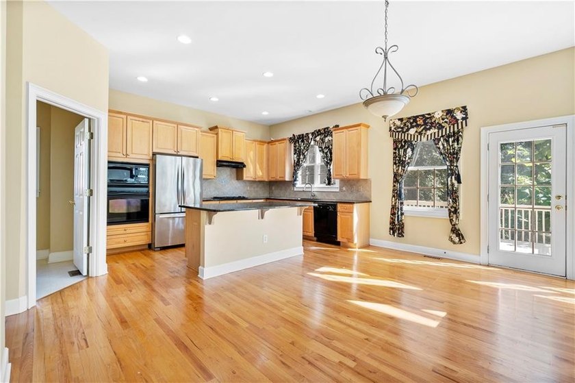 Come see this stunning home in the Parkside Section of Hamilton - photo 18