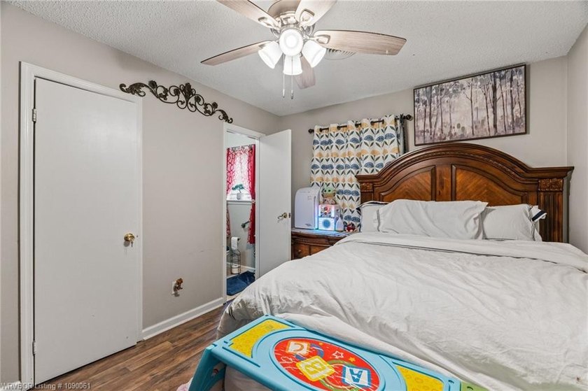 Nicely landscaped, well maintained starter home, on a corner lot - photo 18