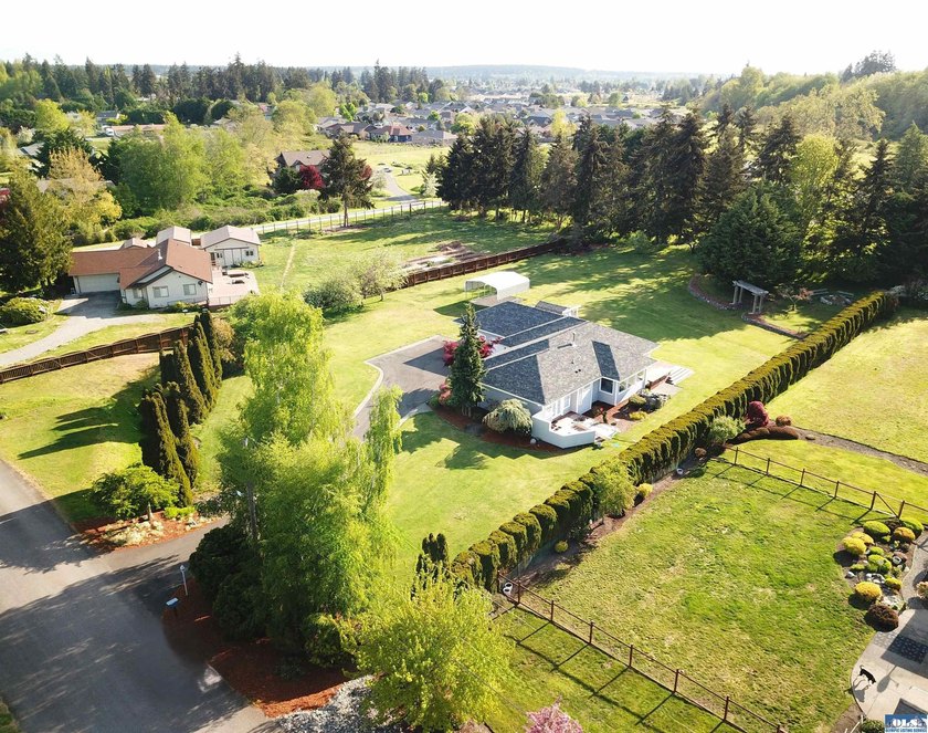 MAGNIFICENT SHOWPIECE! Just moments from all that Sequim has to - photo 2