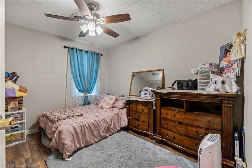 Nicely landscaped, well maintained starter home, on a corner lot - photo 24
