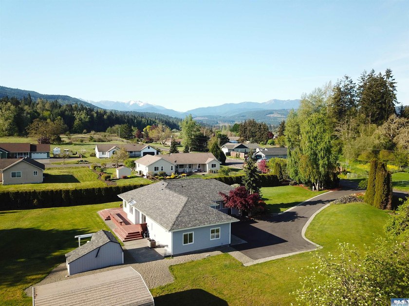 MAGNIFICENT SHOWPIECE! Just moments from all that Sequim has to - photo 4