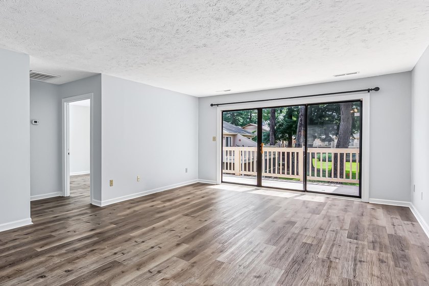 Prime Location! Move in ready &amp; pristine 2-bedroom, 2-bathroom - photo 6