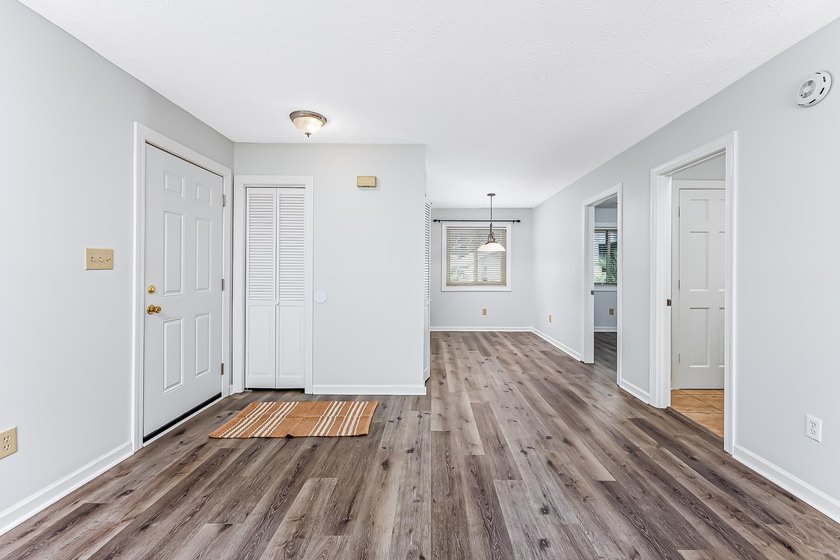 Prime Location! Move in ready &amp; pristine 2-bedroom, 2-bathroom - photo 8