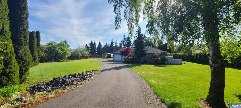 MAGNIFICENT SHOWPIECE! Just moments from all that Sequim has to - photo 8