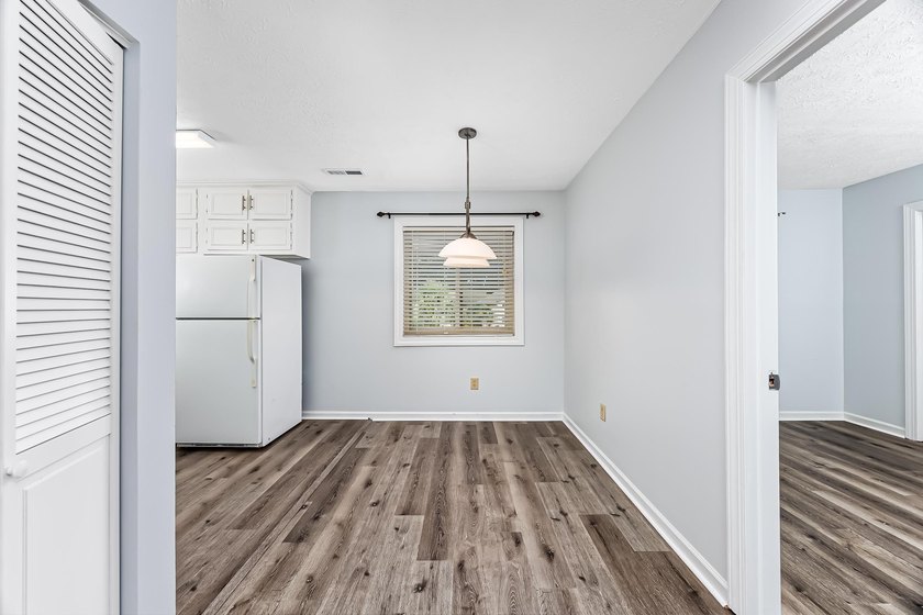 Prime Location! Move in ready &amp; pristine 2-bedroom, 2-bathroom - photo 9