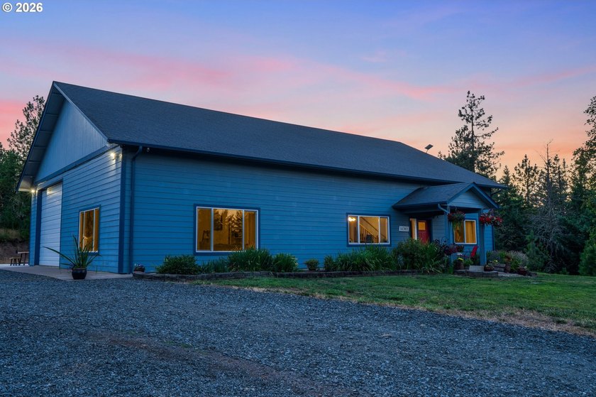 Escape to your own private, nearly 30-acre retreat just outside - photo 2