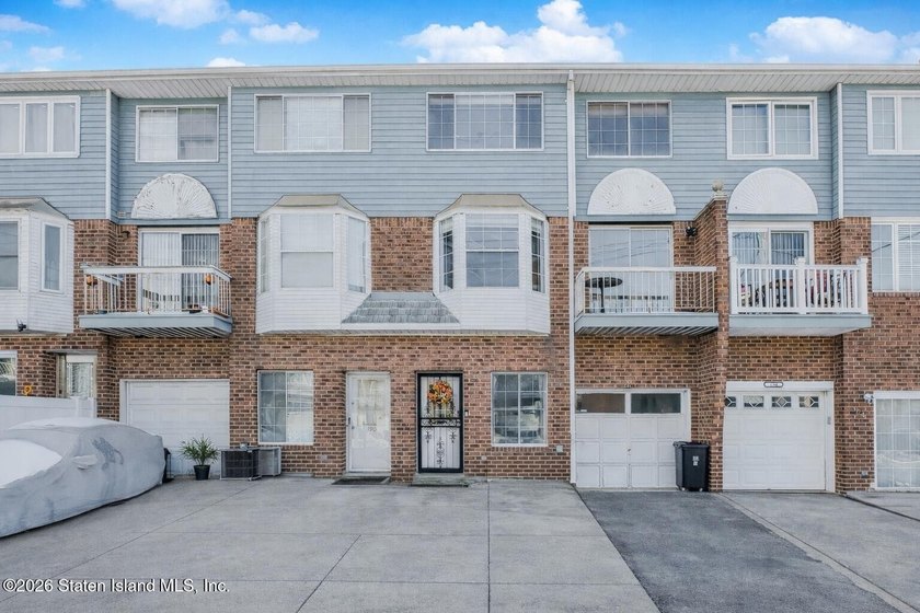 Welcome to 192 Monahan Ave- this recently renovated and spacious - photo 2