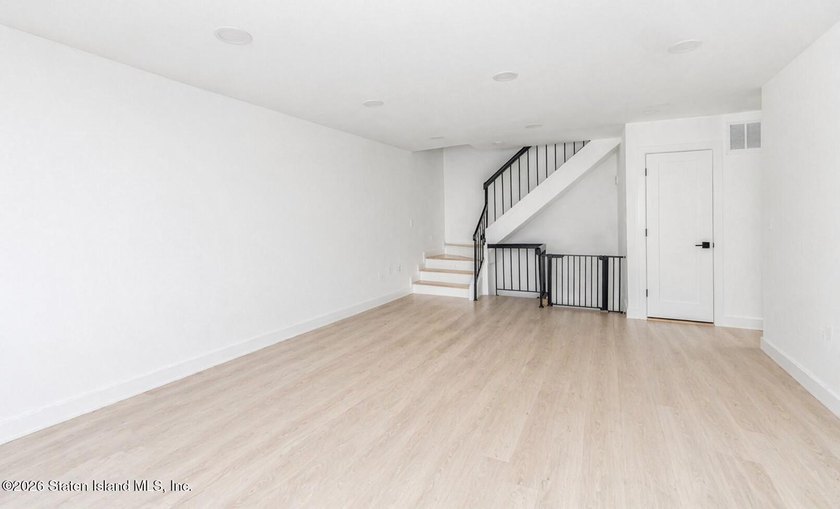 Welcome to 192 Monahan Ave- this recently renovated and spacious - photo 7