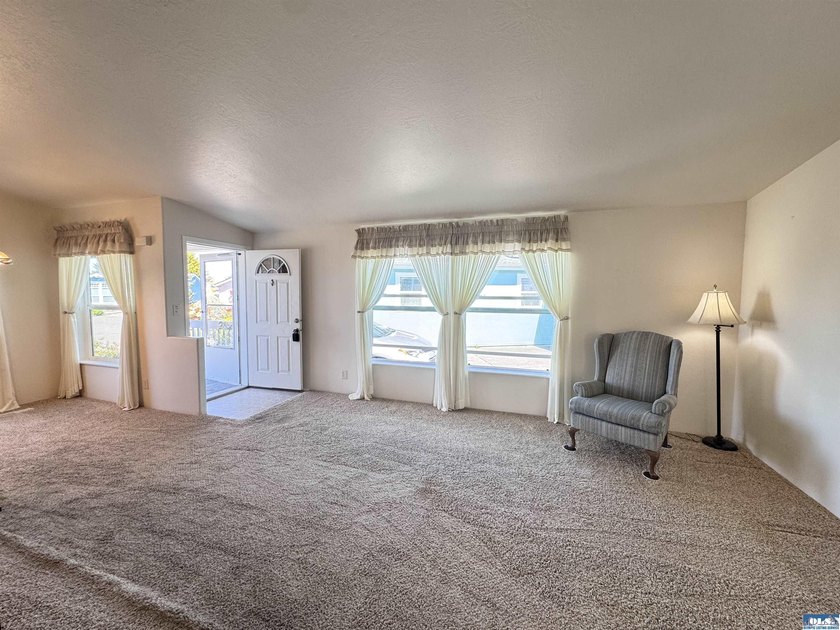 Welcome to easy, one-level living in the heart of Sequim! This - photo 3