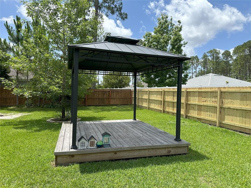 There's plenty of space inside and outside of this 5 Bedroom, 2 - photo 45