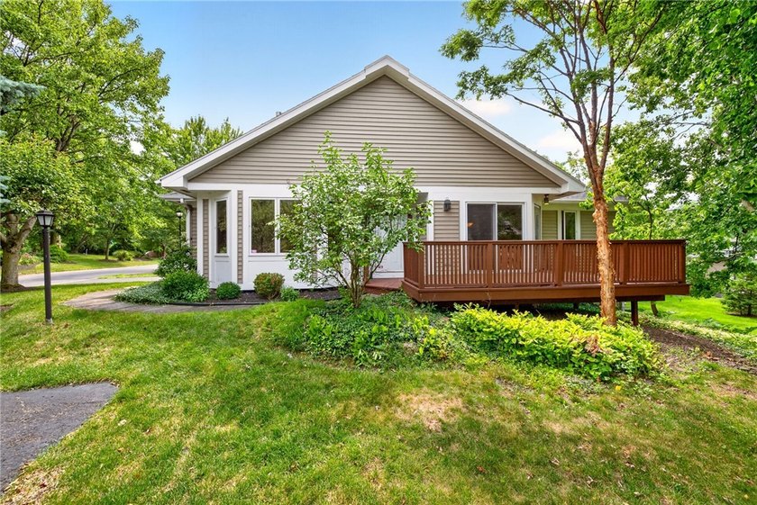 Welcome to 15 Foxborough Lane! This beautifully maintained - photo 4