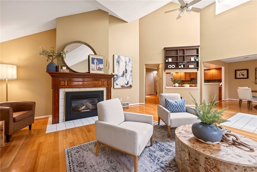 Welcome to 15 Foxborough Lane! This beautifully maintained - photo 7