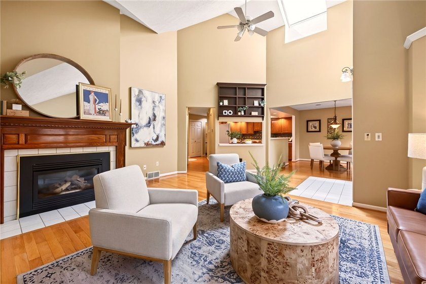 Welcome to 15 Foxborough Lane! This beautifully maintained - photo 8