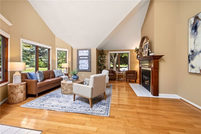 Welcome to 15 Foxborough Lane! This beautifully maintained - photo 10