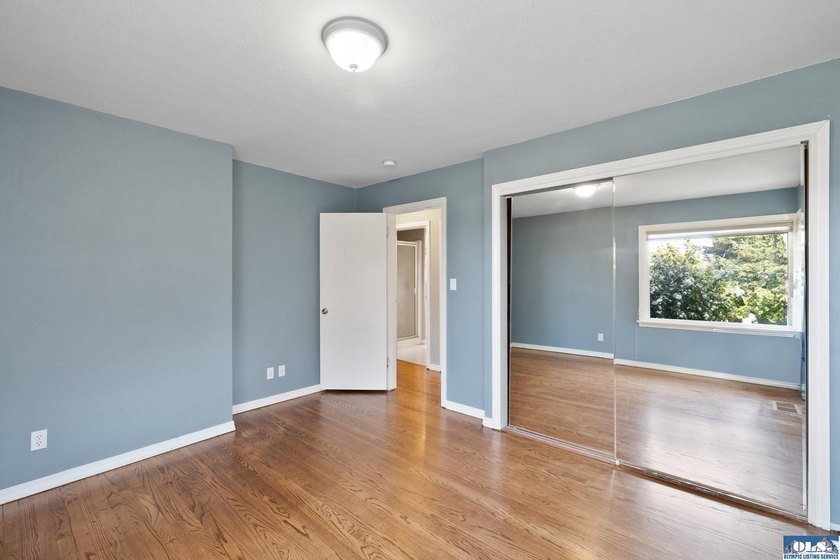 This Classic Cherry Hill home is a delight! Great layout with - photo 3