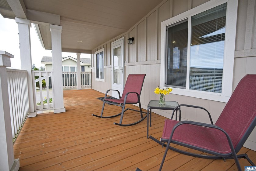 Welcome to this beautifully maintained Energy Star Built home in - photo 3