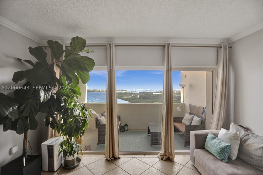 Welcome to the top floor of the highly desirable Arlen House - photo 4