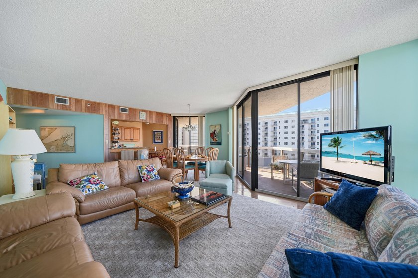 This bright and fresh 2-bedroom Gulf-front unit has been - photo 3