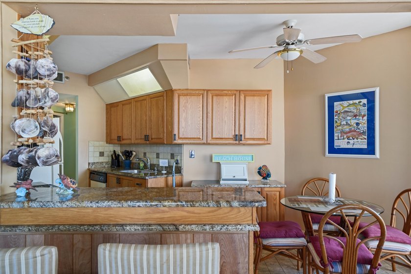 This bright and fresh 2-bedroom Gulf-front unit has been - photo 4