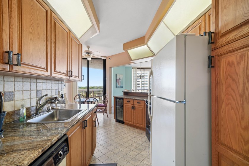 This bright and fresh 2-bedroom Gulf-front unit has been - photo 9