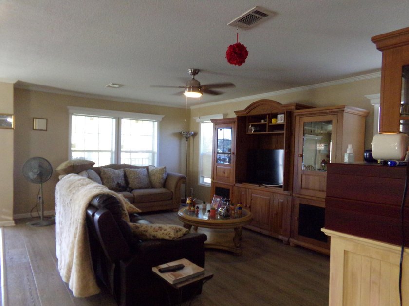 Motivated seller! 2018 Beauty-move-in ready and worry free! This - photo 7